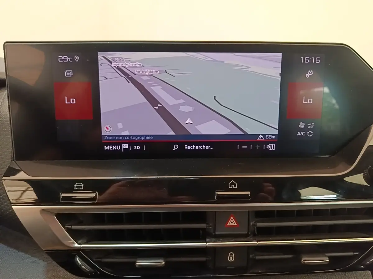 Écran tactile central affichant la navigation 3D dans l’habitacle d’une Citroën C4 gris clair, version Feel Pack 2021.