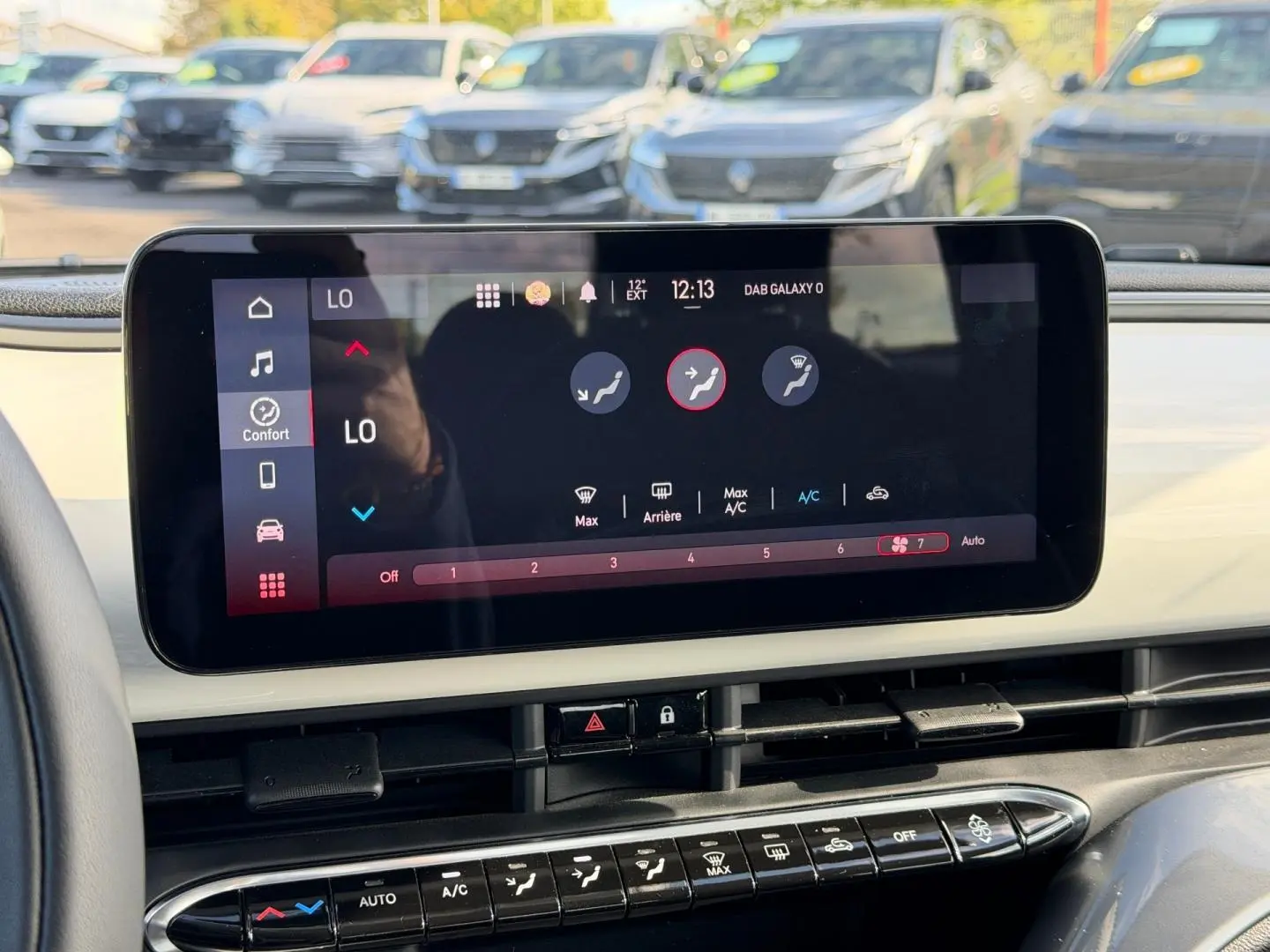 Gros plan sur l'écran tactile central et la console de la Fiat 500 e 118ch Ice White pastel, intérieur moderne et épuré.