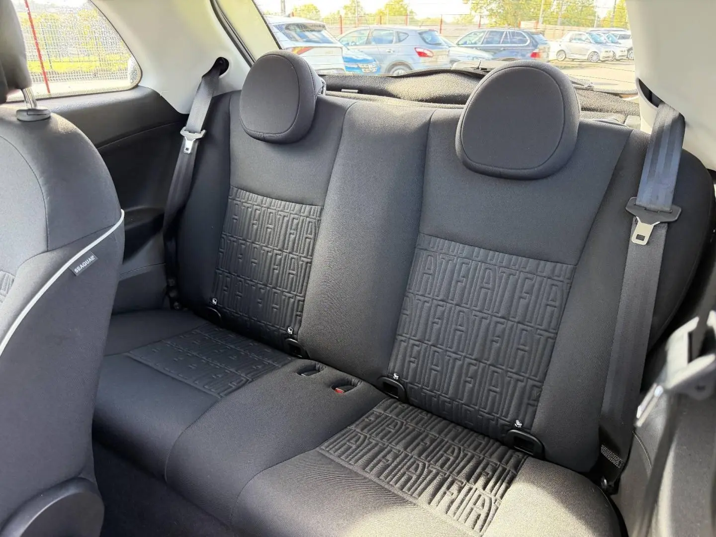 Banquette arrière noire avec monogramme Fiat en tissu dans une Fiat 500 e 118ch MY24 vue de côté droit intérieur.