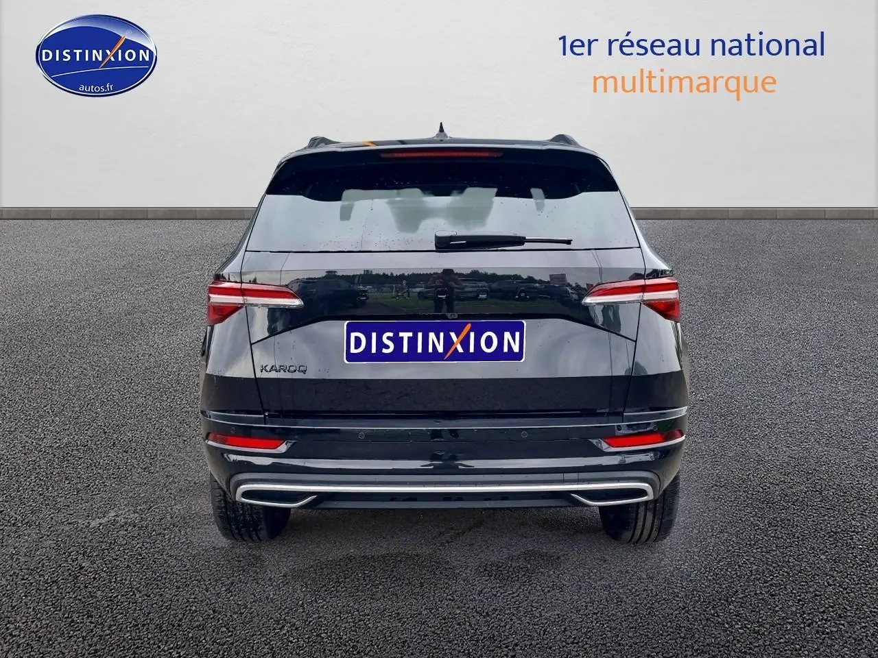 Vue arrière d'un SKODA KAROQ noir 2025 avec feux arrière LED et double sortie d'échappement intégrée.