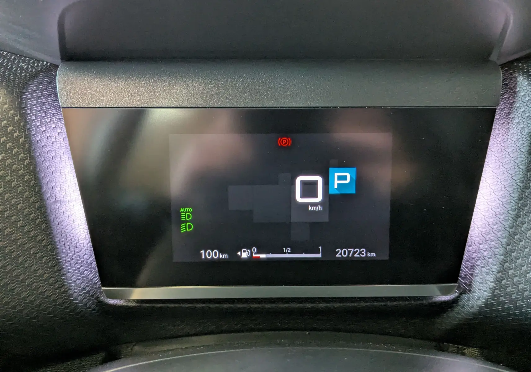 Affichage numérique du tableau de bord de la Citroën C4 gris platinium montrant la vitesse à 0 km/h et le mode parking.