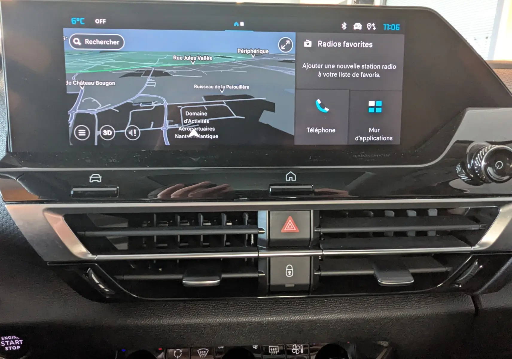 Vue rapprochée du tableau de bord de la Citroën C4 2024 avec écran tactile GPS et commandes de climatisation noire.