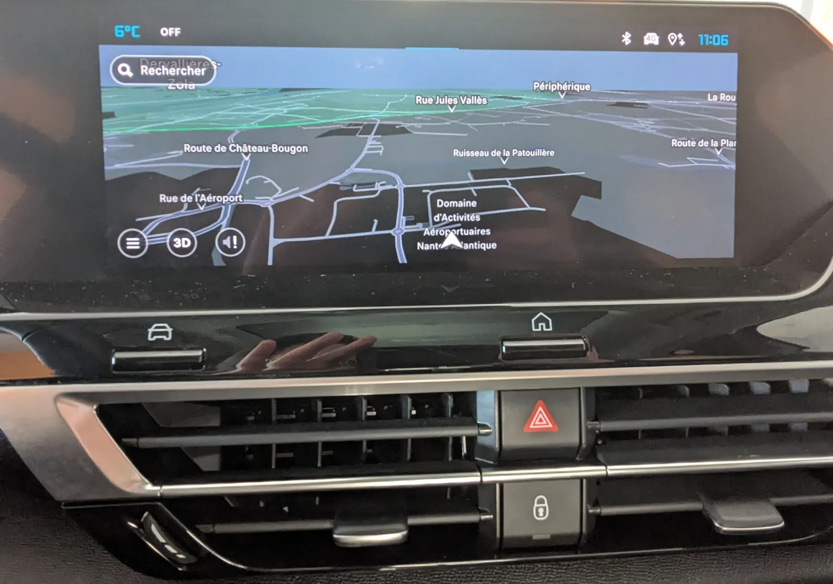 Écran tactile du tableau de bord de la Citroën C4 2024 gris platinium affichant la navigation GPS en intérieur.