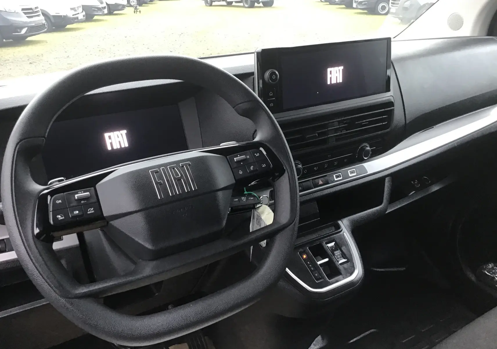 Vue intérieure du tableau de bord et volant noir du Fiat Scudo Fourgon 2024 avec écran central et commandes intégrées.