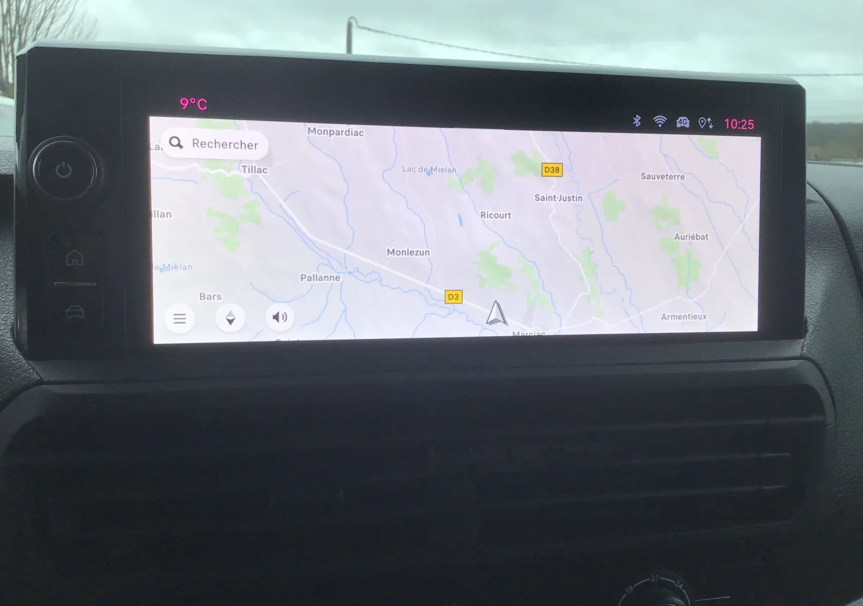 Écran tactile central affichant la navigation GPS du Fiat Scudo Fourgon 2024, intérieur noir avec commandes visibles.