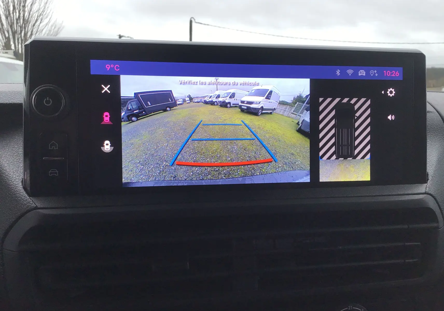 Écran de caméra de recul du FIAT Scudo Fourgon blanc, affichant la vue arrière avec repères de stationnement.