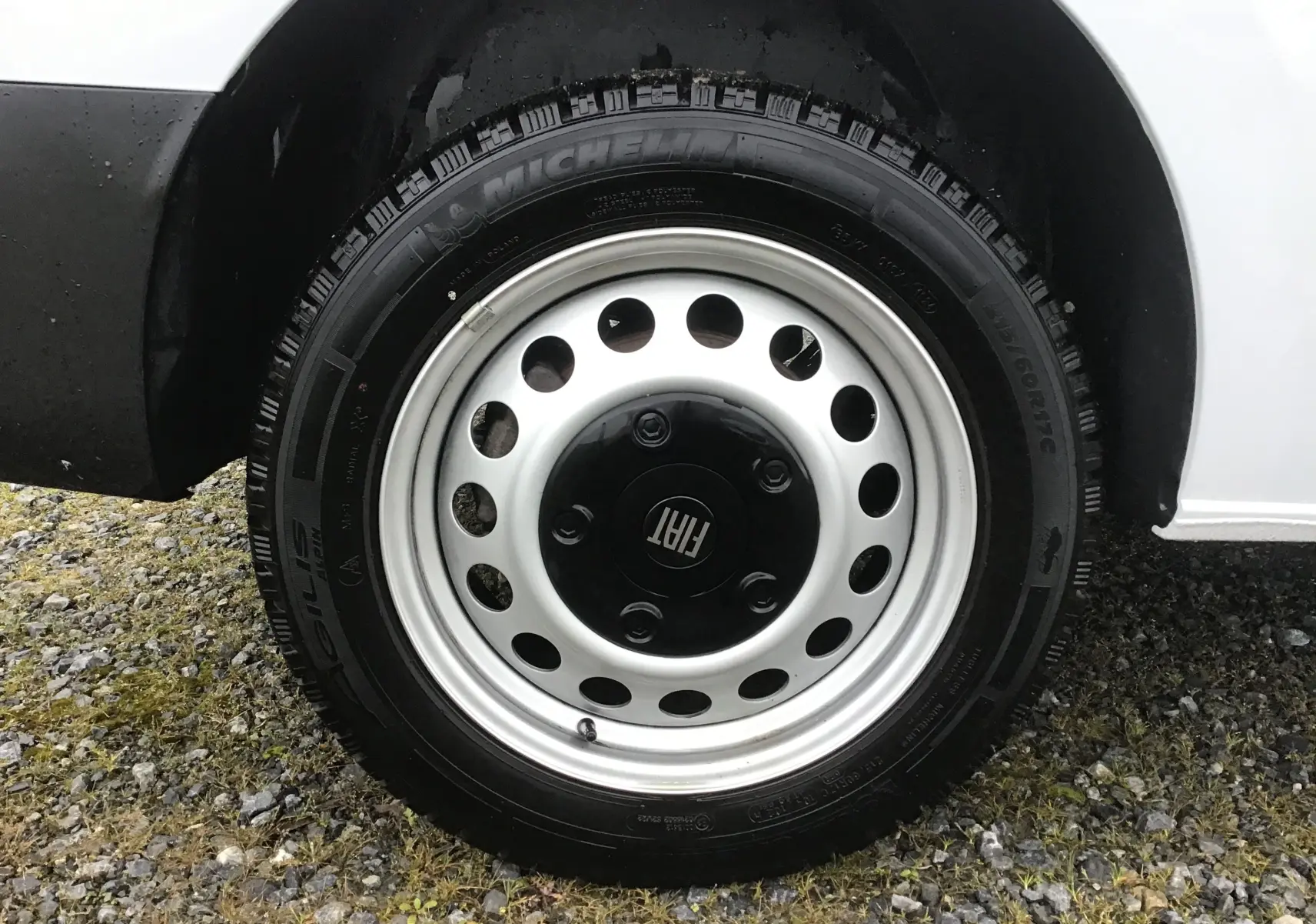 Gros plan sur la roue avant droite blanche du FIAT Scudo Fourgon 2024 avec jante acier et logo central noir.