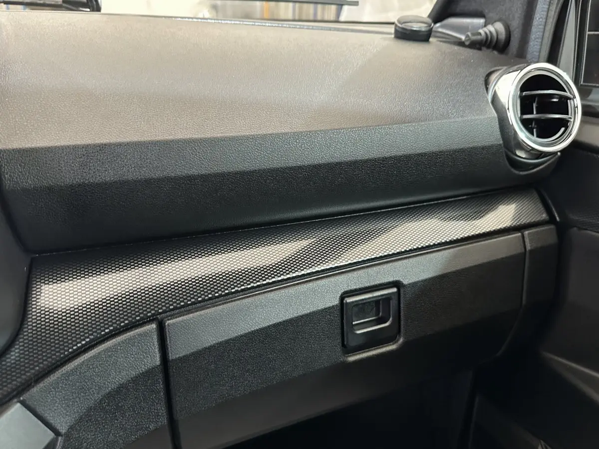 Tableau de bord intérieur noir de l'AIXAM AMBITION 0.5 CITY COUPE GTI E5+ vu de côté passager.