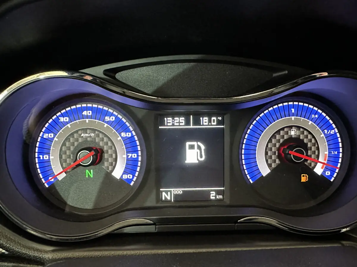 Vue rapprochée du tableau de bord de l'AIXAM AMBITION 0.5 City Coupe GTI 2026, affichage numérique et compteurs bleus.