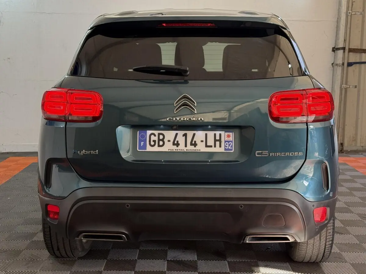 Vue arrière d'un Citroën C5 Aircross Hybrid bleu avec feux arrière LED et double sortie d'échappement intégrée.