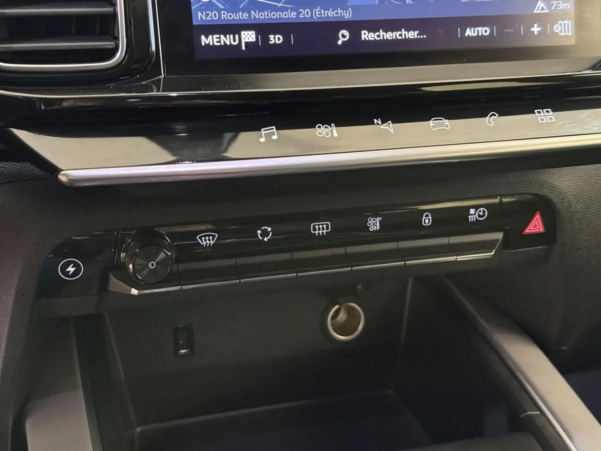 Tableau de bord noir du Citroën C5 Aircross Hybrid 225 ë-EAT8 avec commandes tactiles et écran central tactile visible.