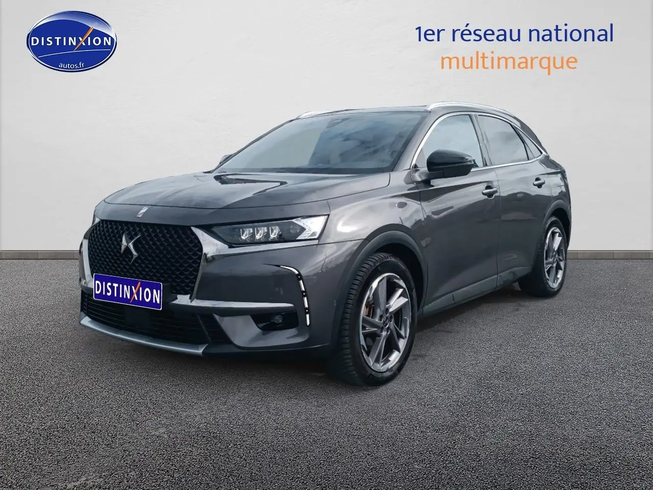 DS7 Crossback E-tense 4x4 gris platinium en 3/4 avant droit avec calandre distinctive DS et jantes 19 pouces.