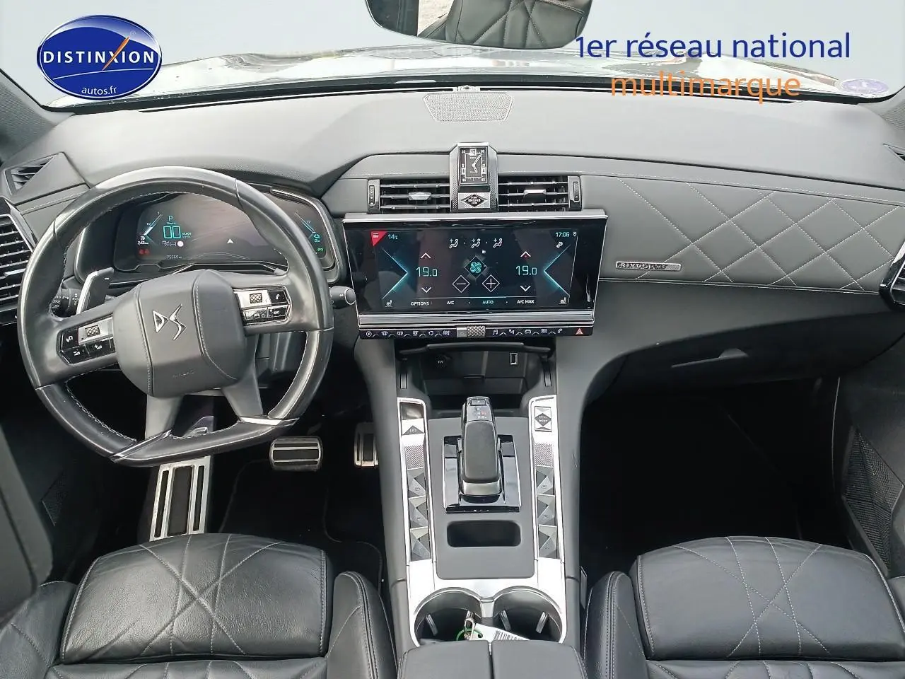 Vue intérieure avant du DS7 Crossback E-tense 4x4 300 rivoli, tableau de bord et volant cuir noir avec coutures croisées.