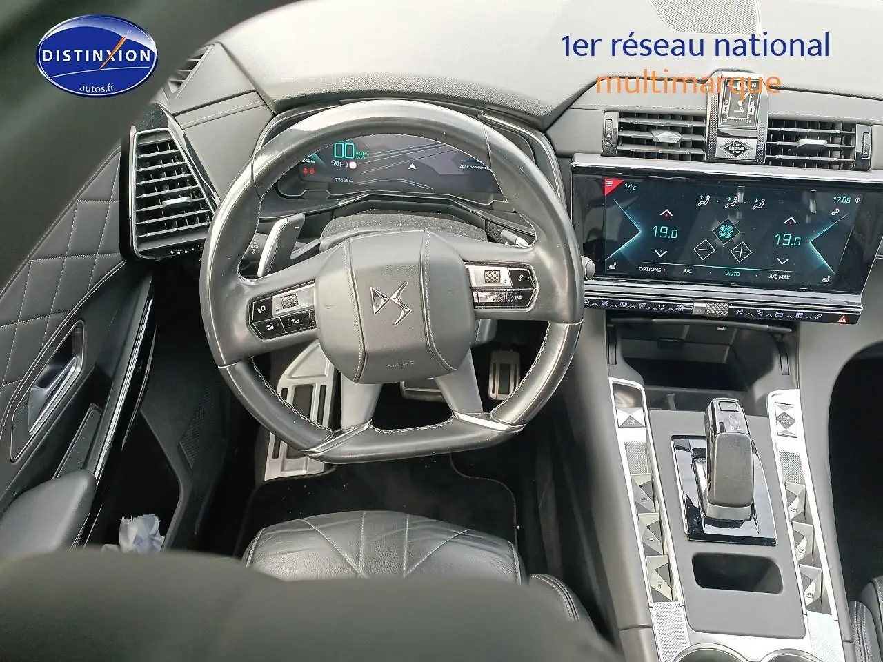 Vue intérieure centrée sur le volant cuir et la console tactile du DS7 Crossback E-tense 4x4 300 rivoli.