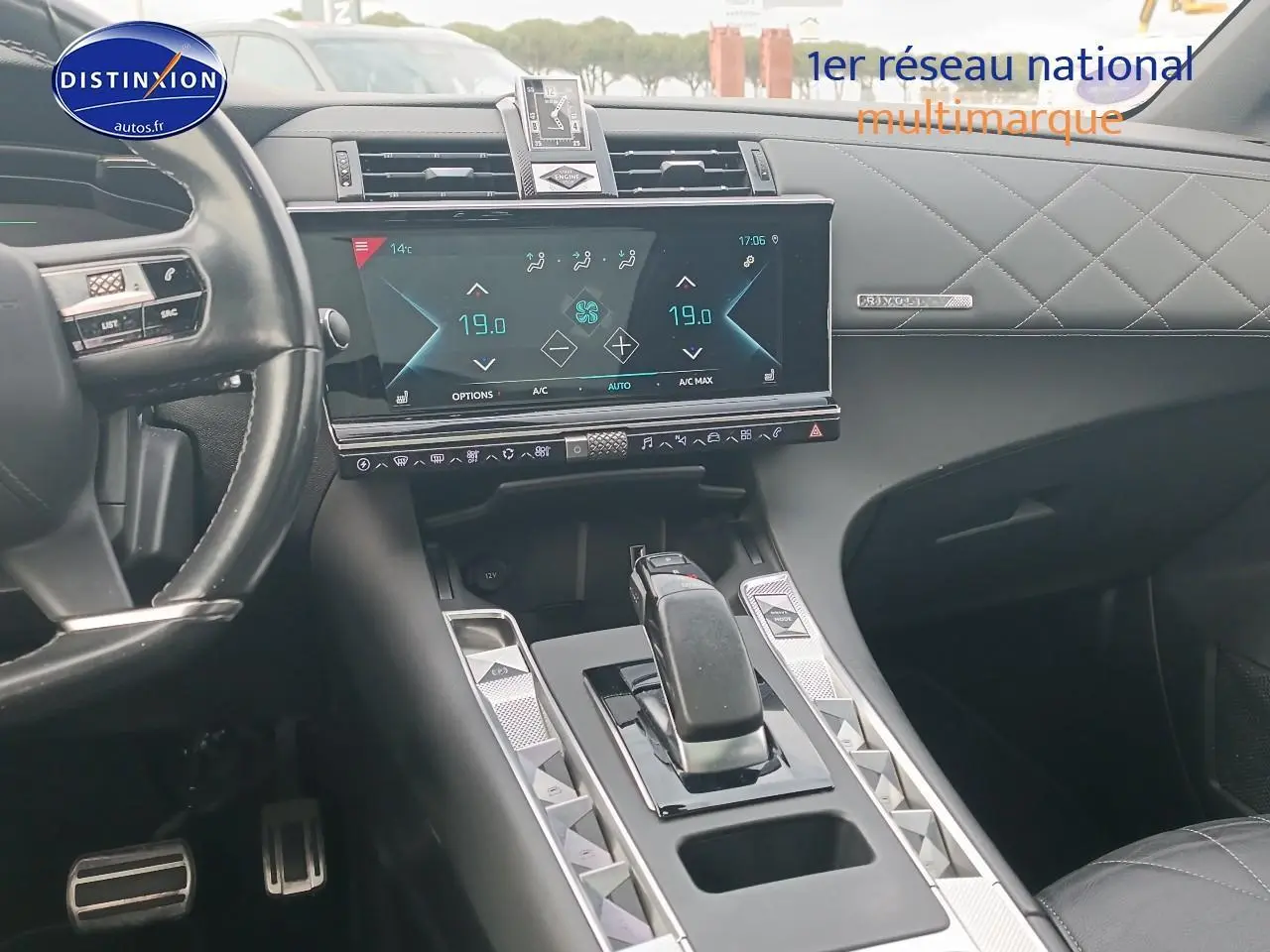 Intérieur du DS7 Crossback E-tense 4x4 2022, vue centrale sur la console et tableau de bord cuir noir matelassé.