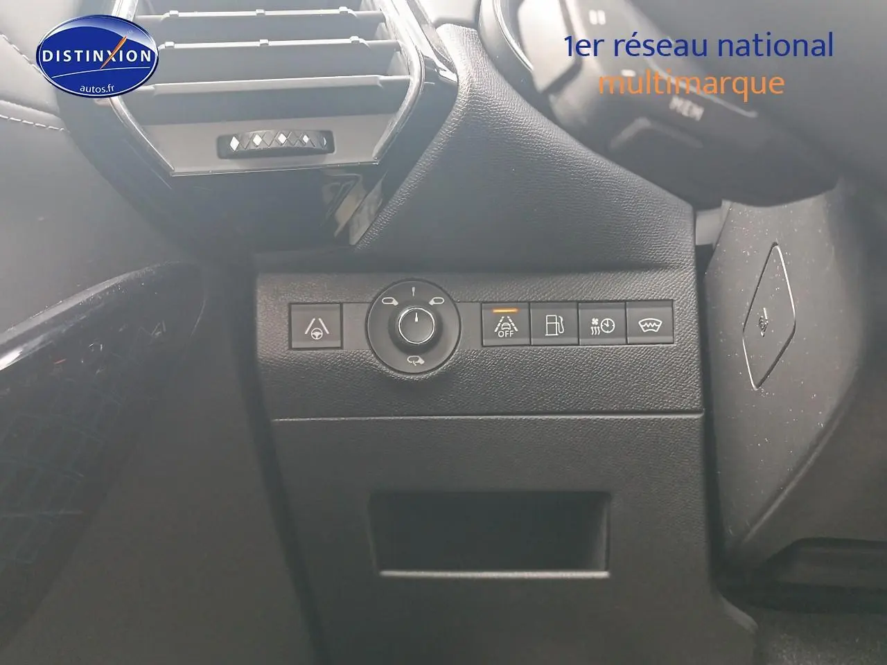 Gros plan sur les commandes latérales noires du tableau de bord du DS7 Crossback gris platinium, version E-tense 4x4 300 rivoli.