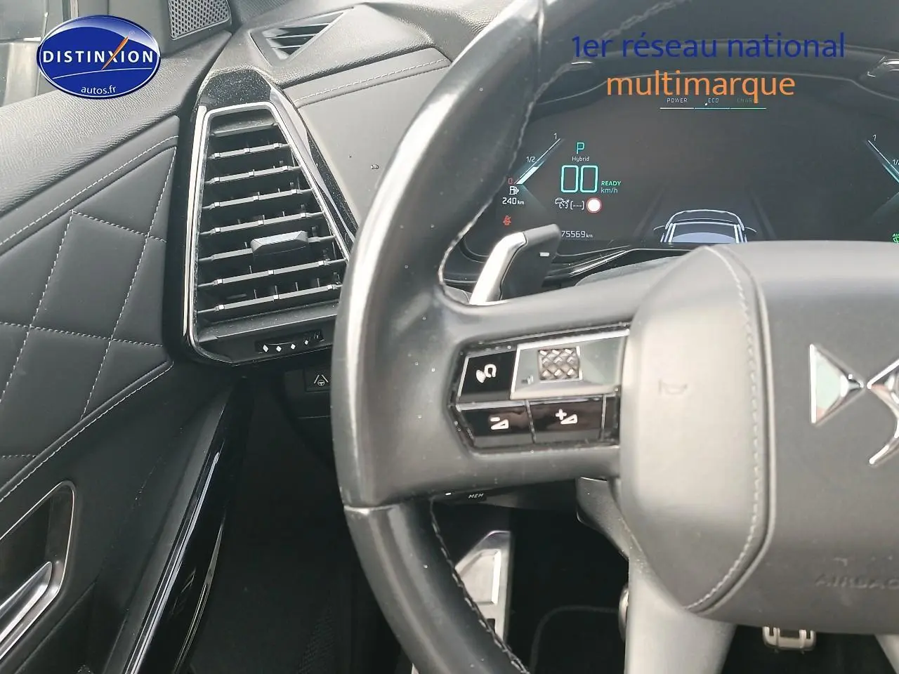 Vue rapprochée du volant cuir et tableau de bord numérique du DS7 Crossback E-tense gris platinium, côté gauche intérieur conducteur.