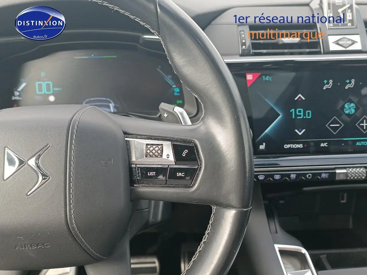 Gros plan sur le volant cuir et le tableau de bord numérique du DS7 Crossback E-tense 4x4 300 gris platinium.