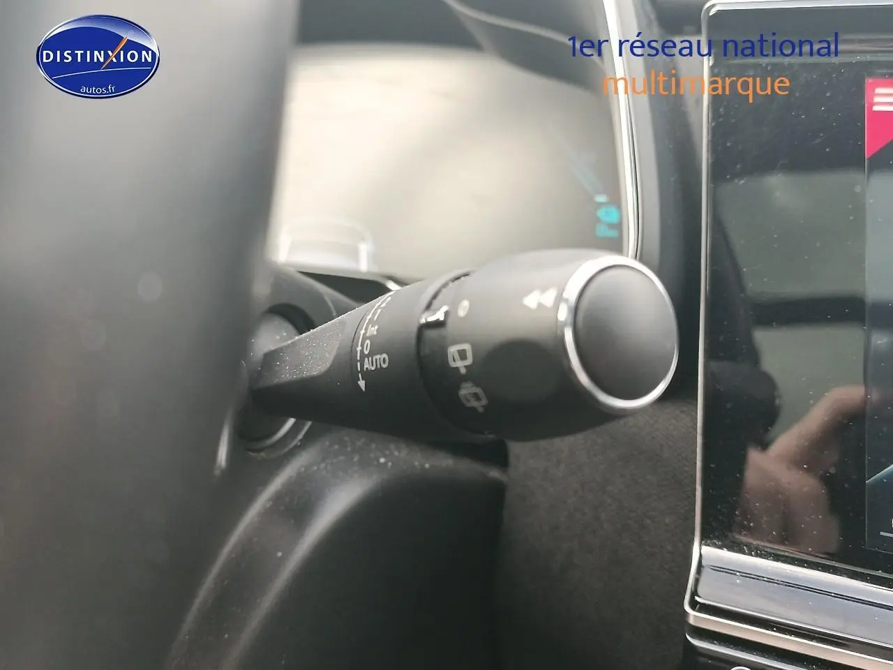 Gros plan sur la commande des essuie-glaces à gauche du volant dans l’habitacle du DS7 Crossback gris platinium.