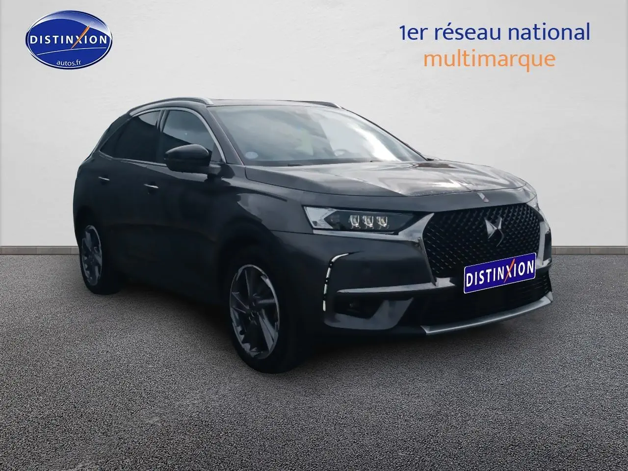 DS7 Crossback E-tense 4x4 2022 gris platinium en 3/4 avant, avec calandre distinctive et feux LED marqués.