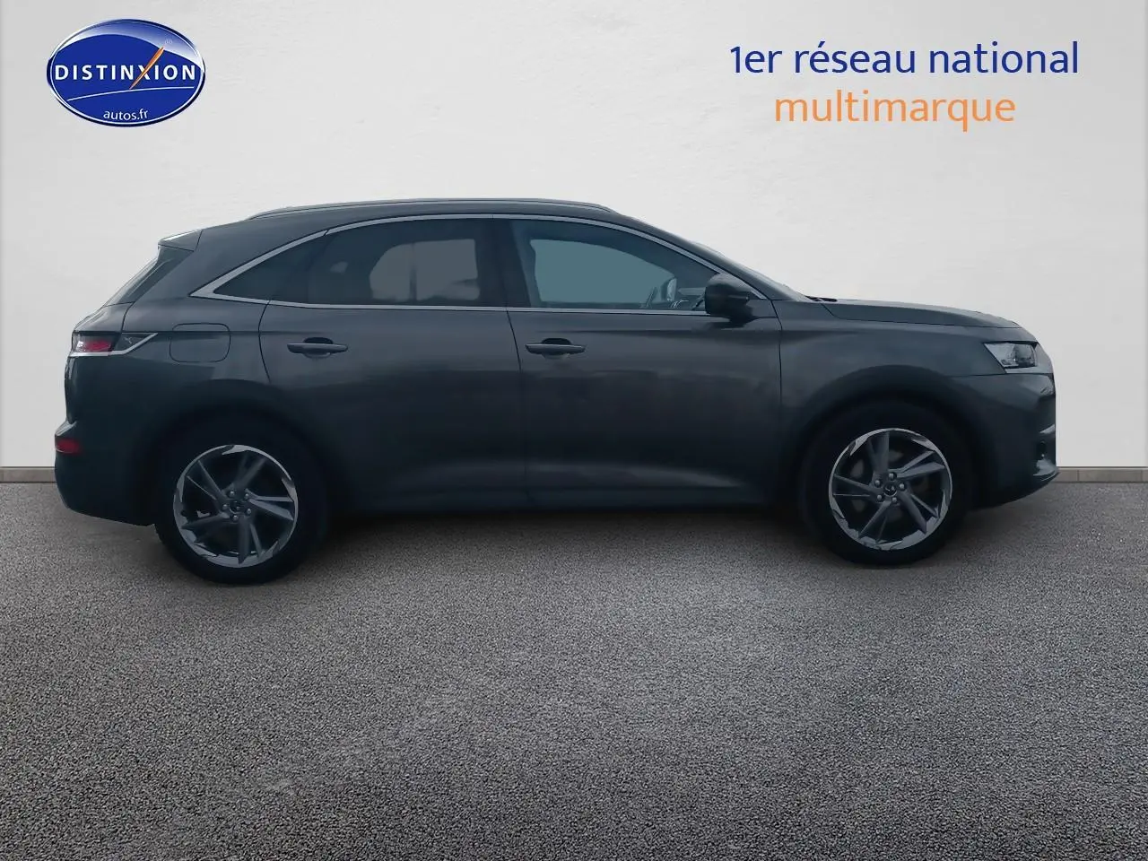 Vue de profil côté gauche du DS7 Crossback E-tense 4x4 300 gris platinium avec jantes 19 pouces Roma.