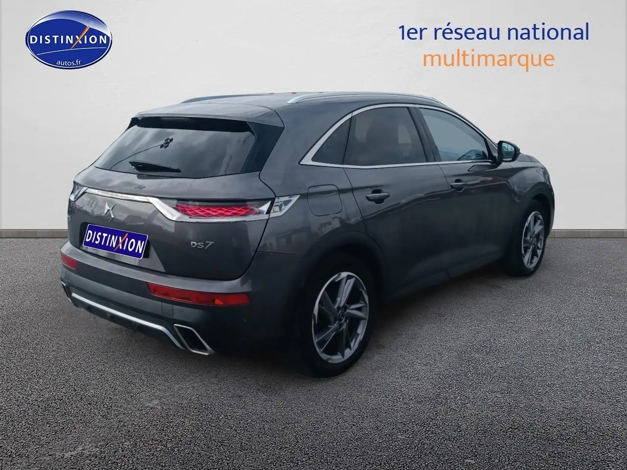 Vue 3/4 arrière droit du DS7 Crossback E-tense gris platinium avec feux arrière LED et double sortie d’échappement.