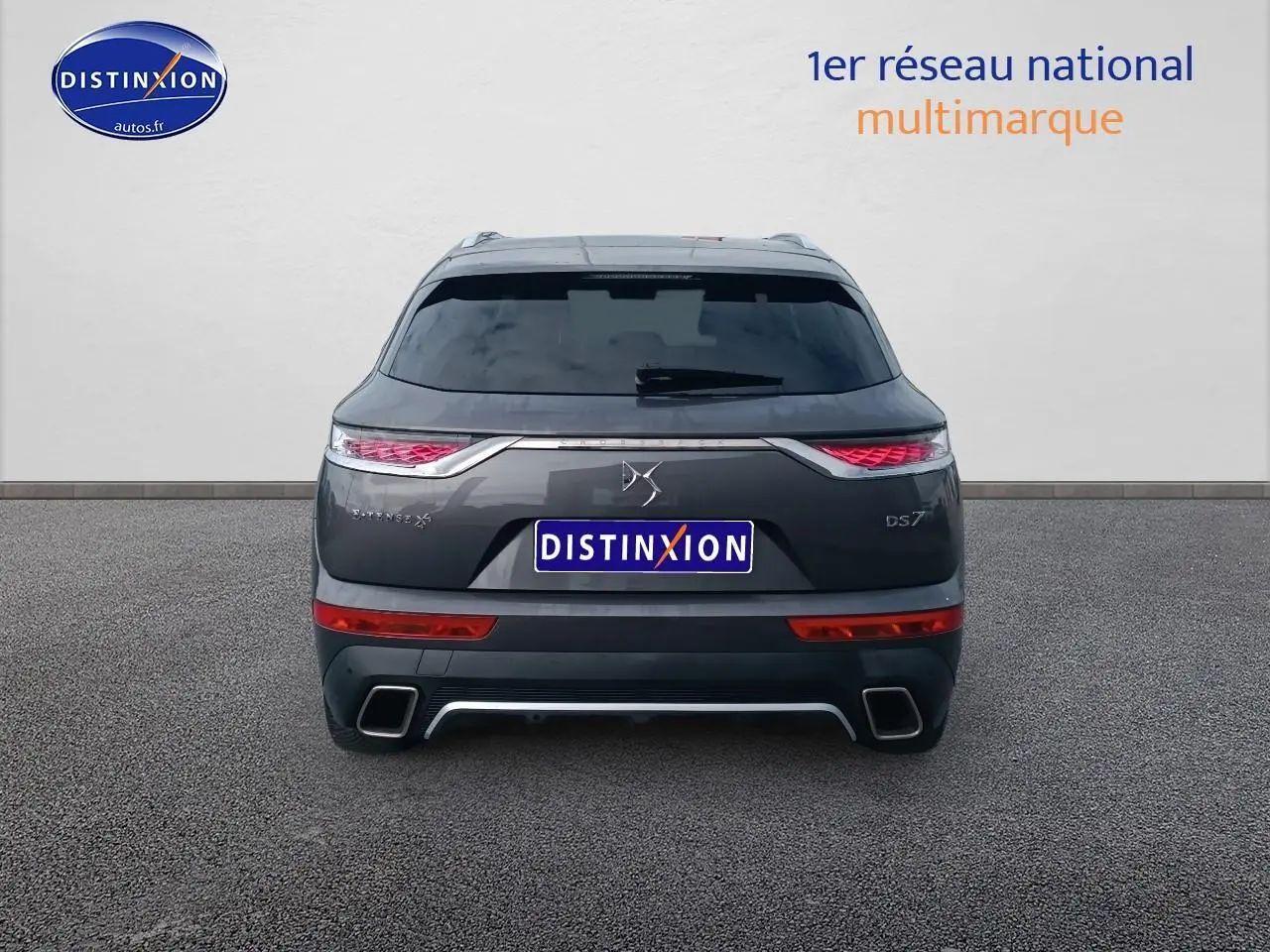 Vue arrière d'un DS7 Crossback E-tense 4x4 300 gris platinium avec feux LED et double sortie d'échappement.