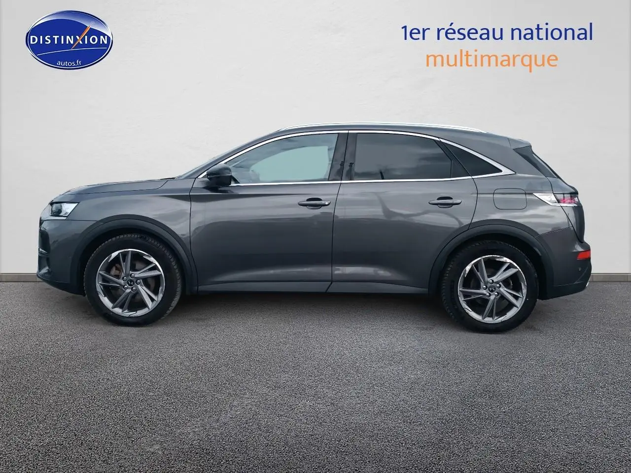 Vue profil côté gauche du DS7 Crossback E-tense 4x4 300 gris platinium avec jantes alliage 19 pouces.