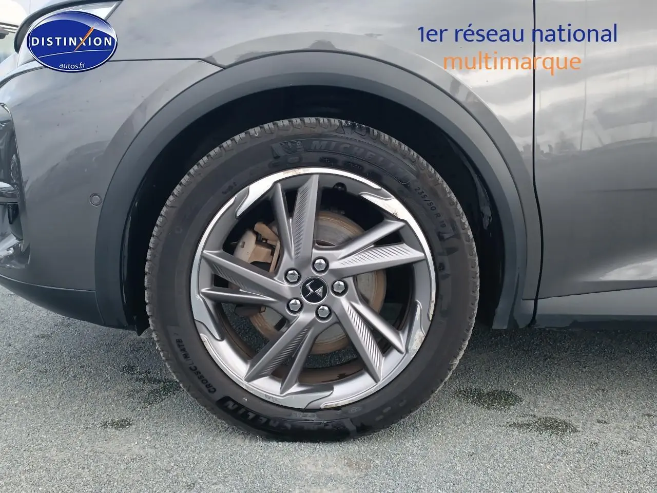 Gros plan sur la roue avant gauche gris platinium du DS7 Crossback E-tense 4x4 300 rivoli avec jante alliage 19 pouces.