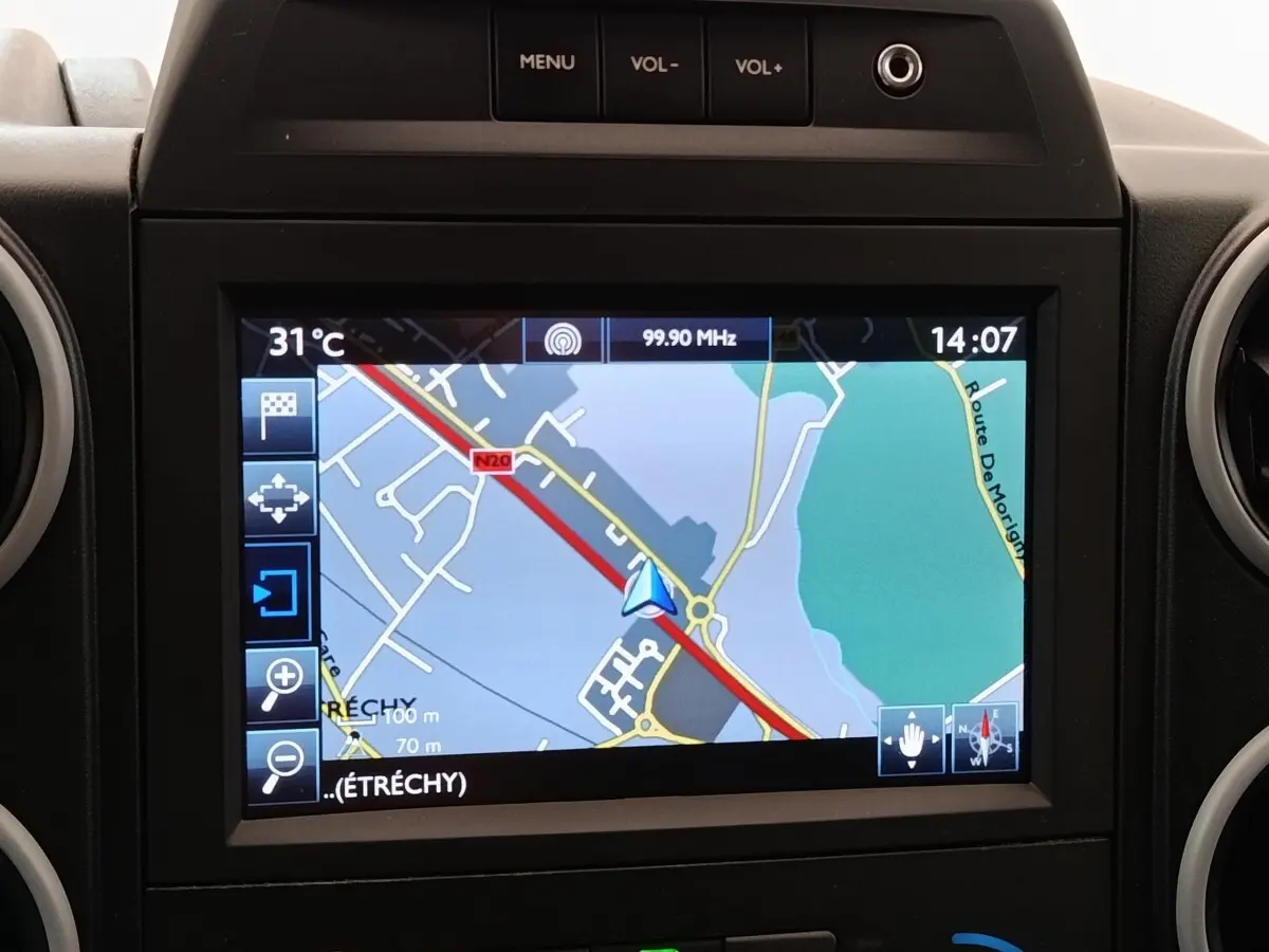 Écran de navigation GPS du Peugeot Partner 1.6 BlueHDi 100, affichant une carte routière avec température et heure.