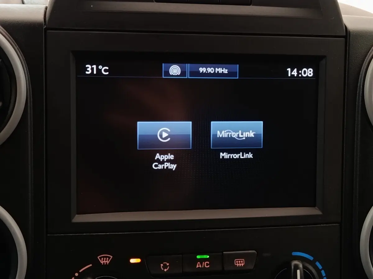 Écran tactile central du tableau de bord du Peugeot Partner 1.6 BlueHDi blanc, affichant Apple CarPlay et MirrorLink.