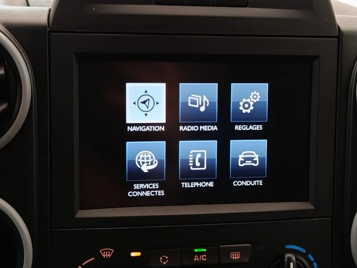 Écran central tactile du Peugeot Partner 2018 montrant les options de navigation, radio, réglages et téléphone.