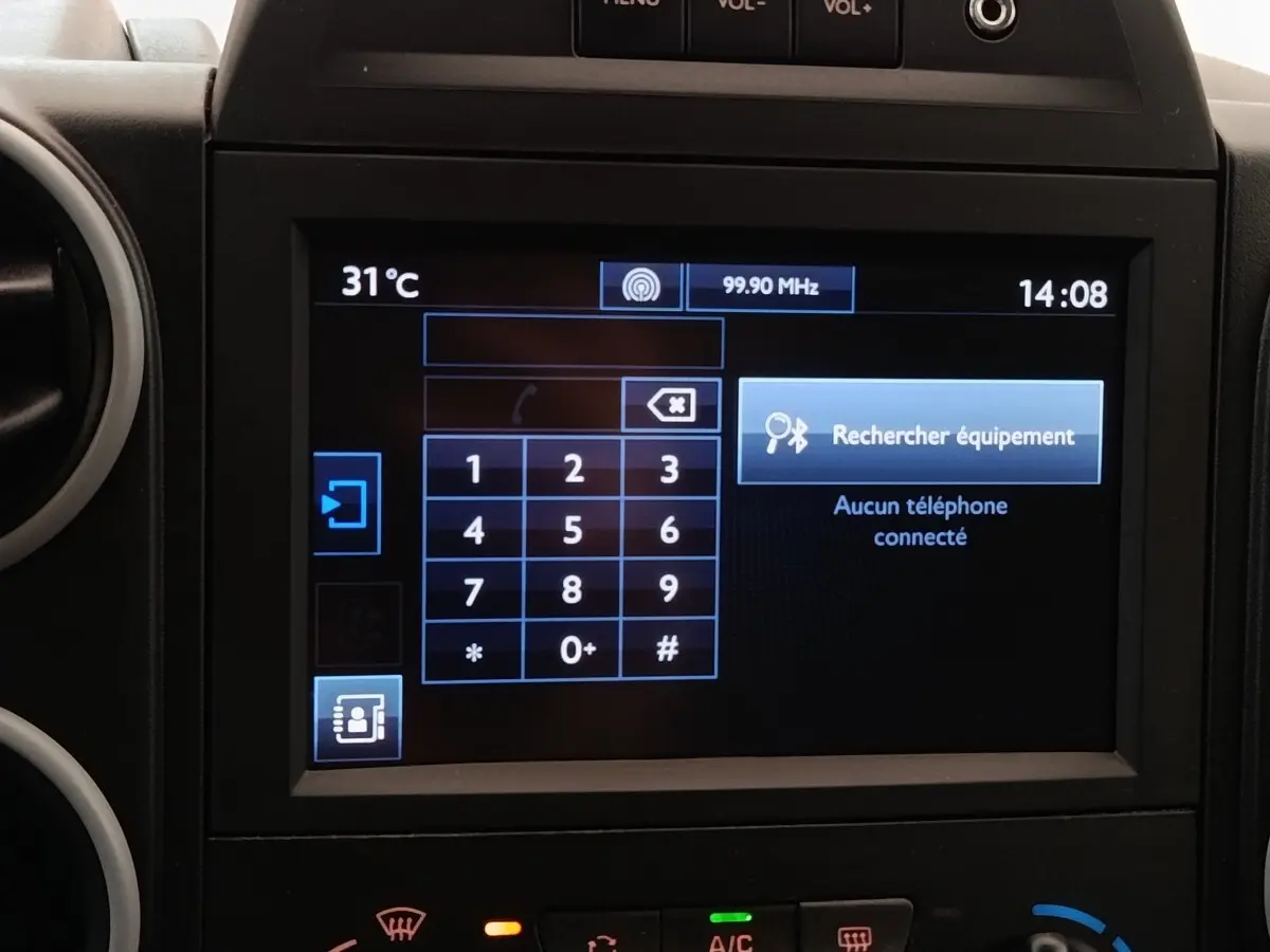 Écran tactile central du Peugeot Partner 1.6 BlueHDi 100, affichant le menu téléphone et la température extérieure.