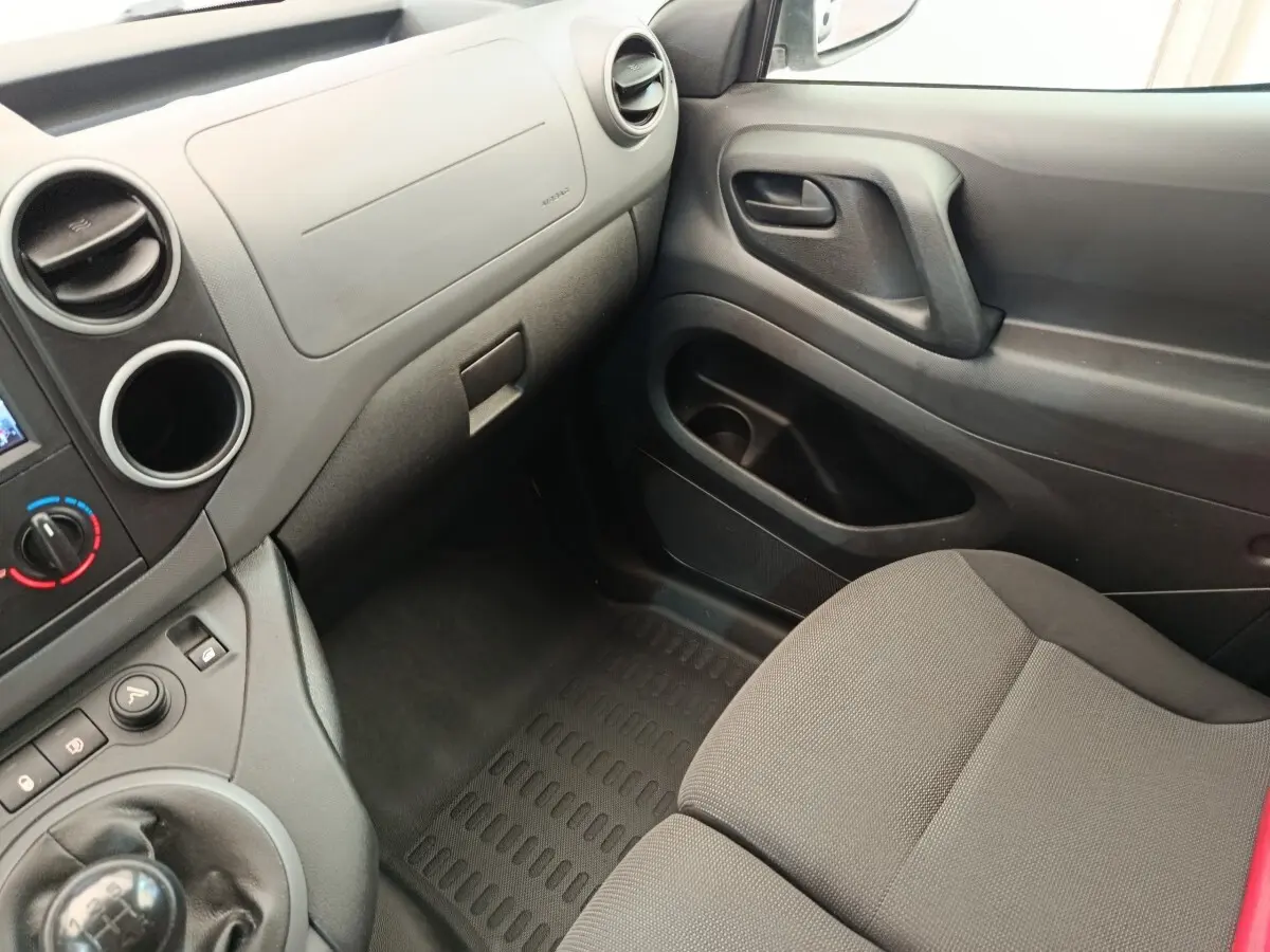 Intérieur du Peugeot Partner 1.6 BlueHDi 100 2018, vue côté passager avec tableau de bord et siège gris.