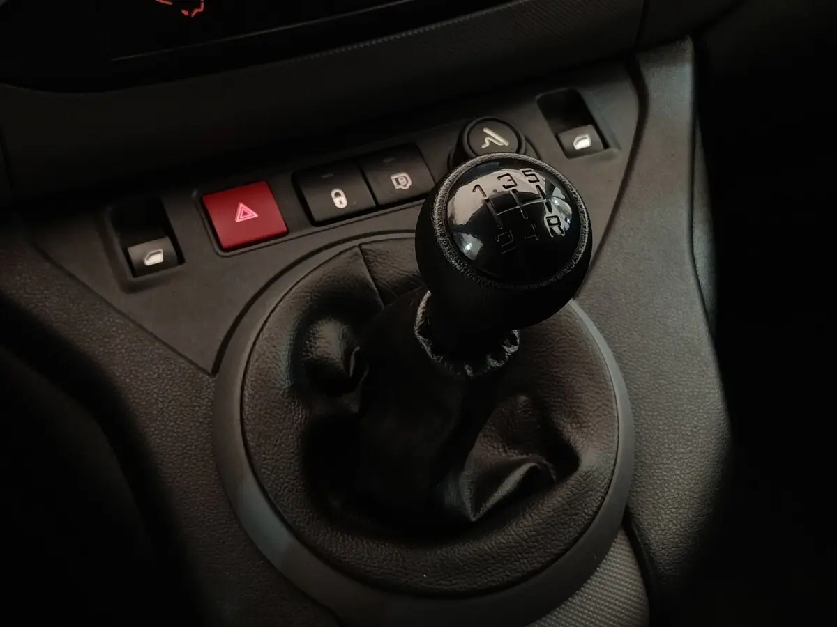 Gros plan sur le levier de vitesses manuel noir du Peugeot Partner 1.6 BlueHDi 100 Long Pro de 2018.