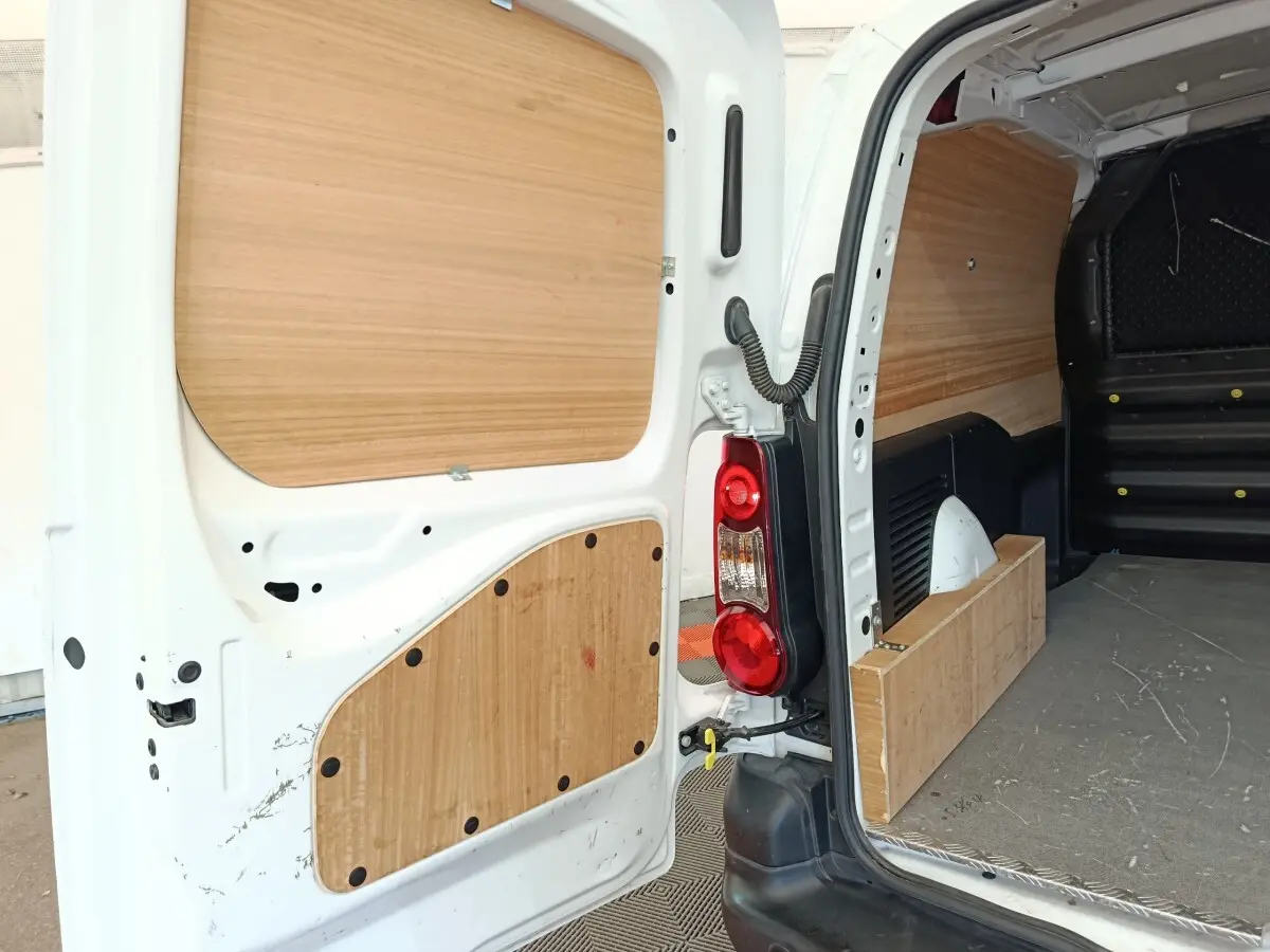Vue arrière ouverte du Peugeot Partner blanc de 2018, montrant l'intérieur de chargement avec panneaux en bois.