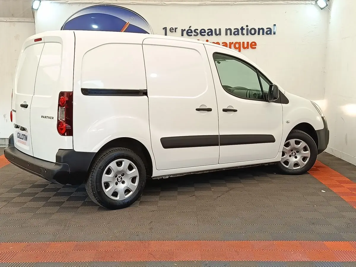 Peugeot Partner 1.6 BlueHDi 100 blanc en vue profil droit, fourgon utilitaire avec portes latérales pleines.