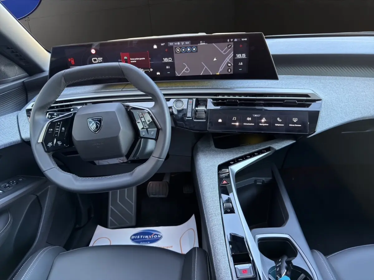 Vue intérieure du tableau de bord et volant cuir du Peugeot 3008 1.2 Hybrid gris clair, avec écran tactile panoramique.