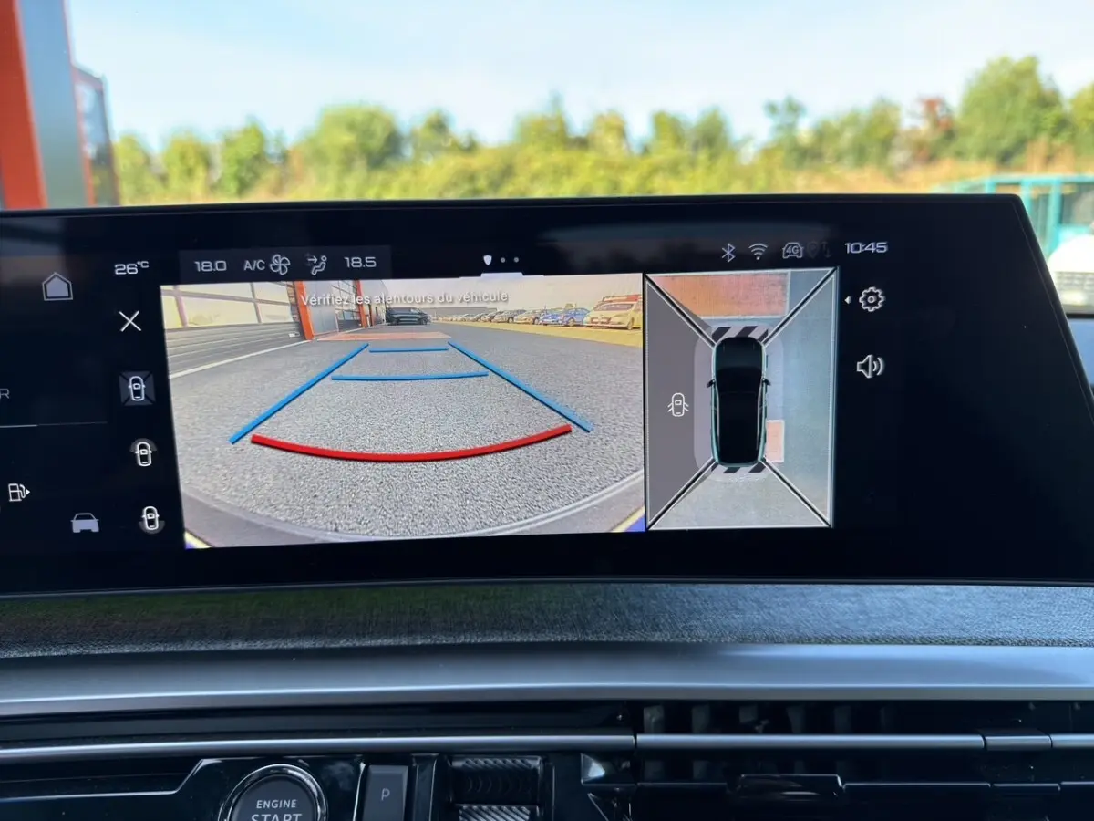 Écran tactile intérieur du Peugeot 3008 gris clair montrant la caméra de recul et la vue 360° en stationnement.