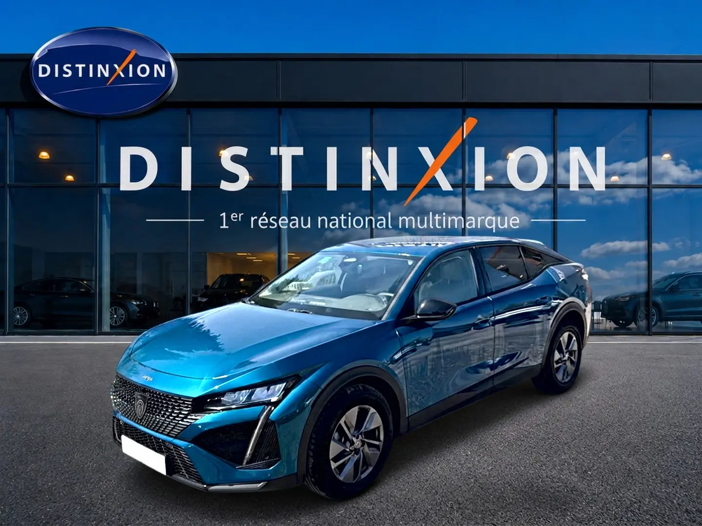 Peugeot 408 Hybrid bleu en 3/4 avant droit, avec calandre distinctive et jantes alliage devant un showroom Distinxion.