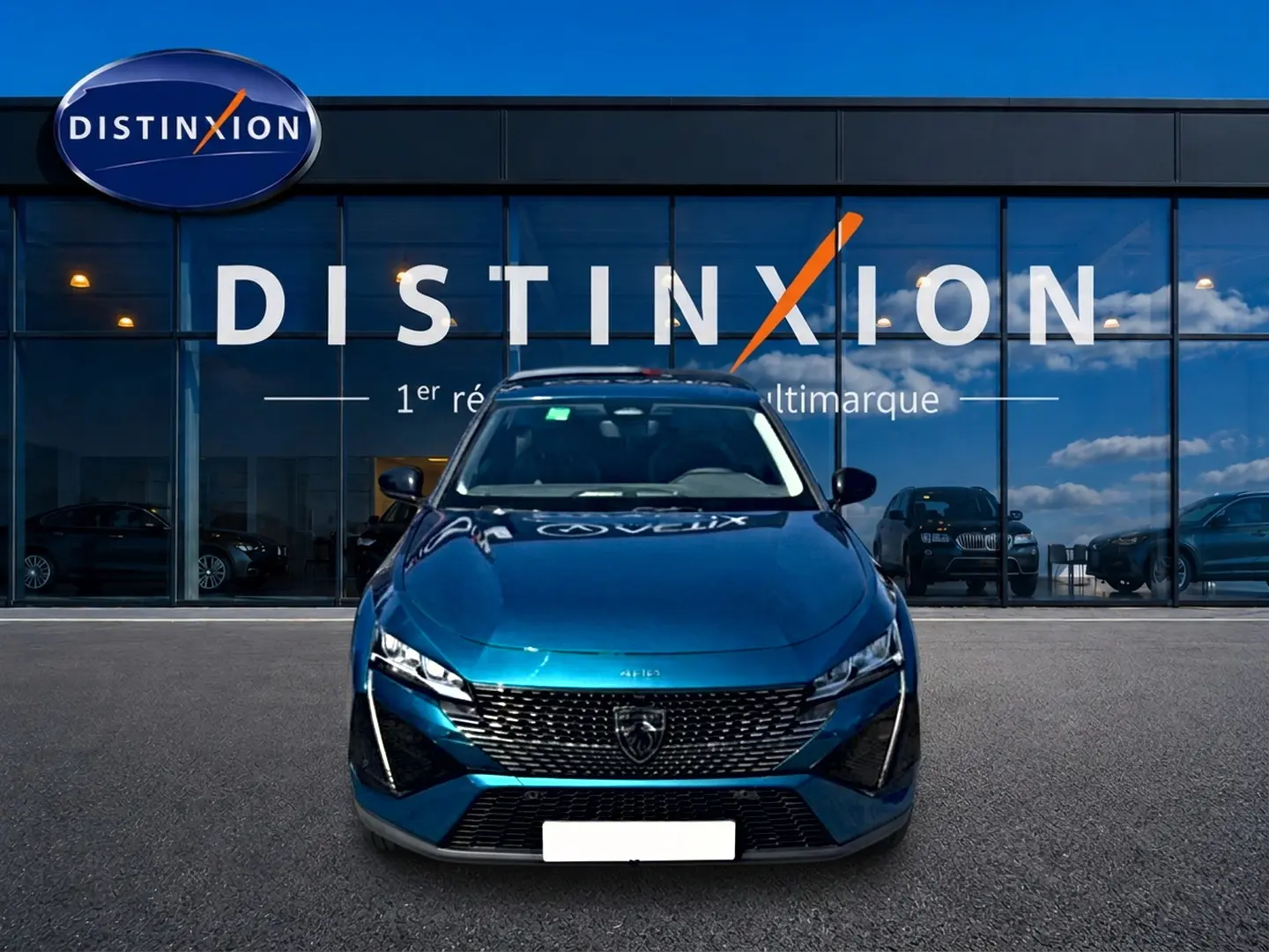 Vue frontale d'une Peugeot 408 Hybrid 145 allure e-dcs6 bleu, avec calandre distinctive et phares LED allumés.