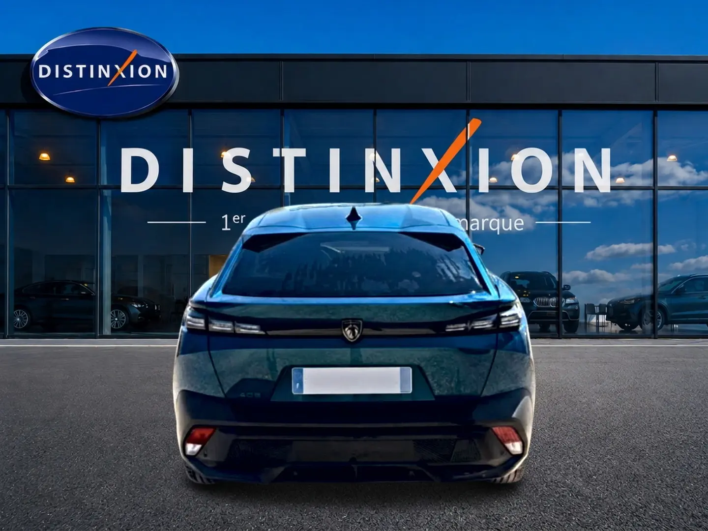 Vue arrière d'une Peugeot 408 Hybrid 145 allure bleu, avec feux arrière LED et lunette arrière surteintée.