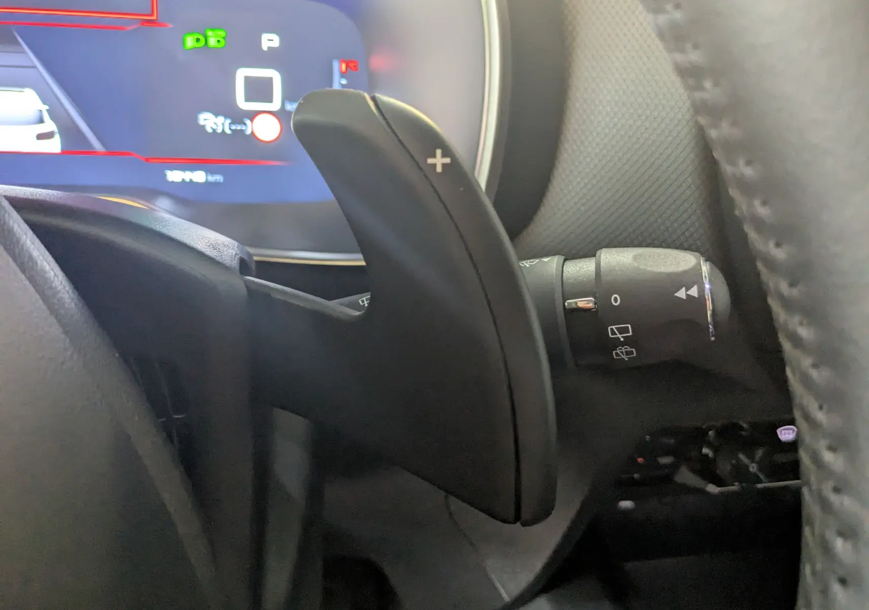 Gros plan sur la palette de changement de vitesse côté droit du volant du Citroën C5 Aircross gris platinium hybride 2024.