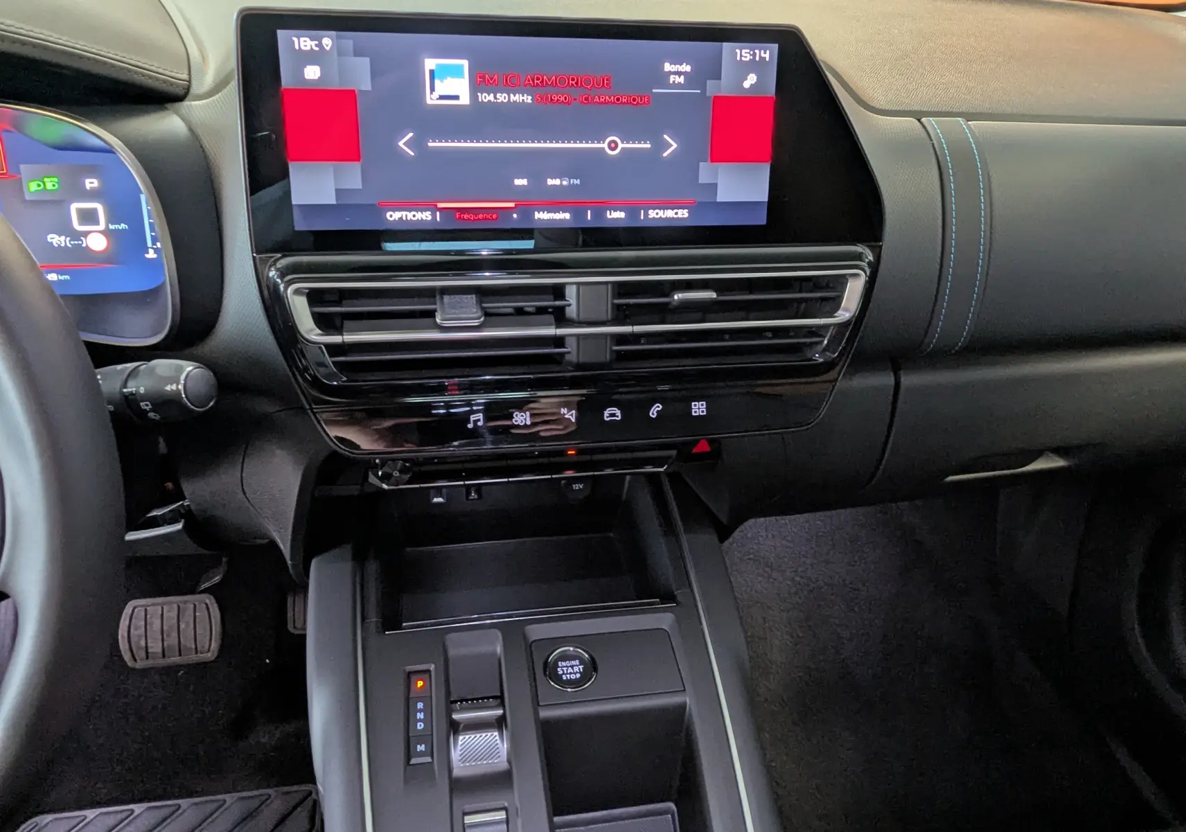 Tableau de bord et console centrale du Citroën C5 Aircross hybride 2024, avec écran tactile et commandes modernes.