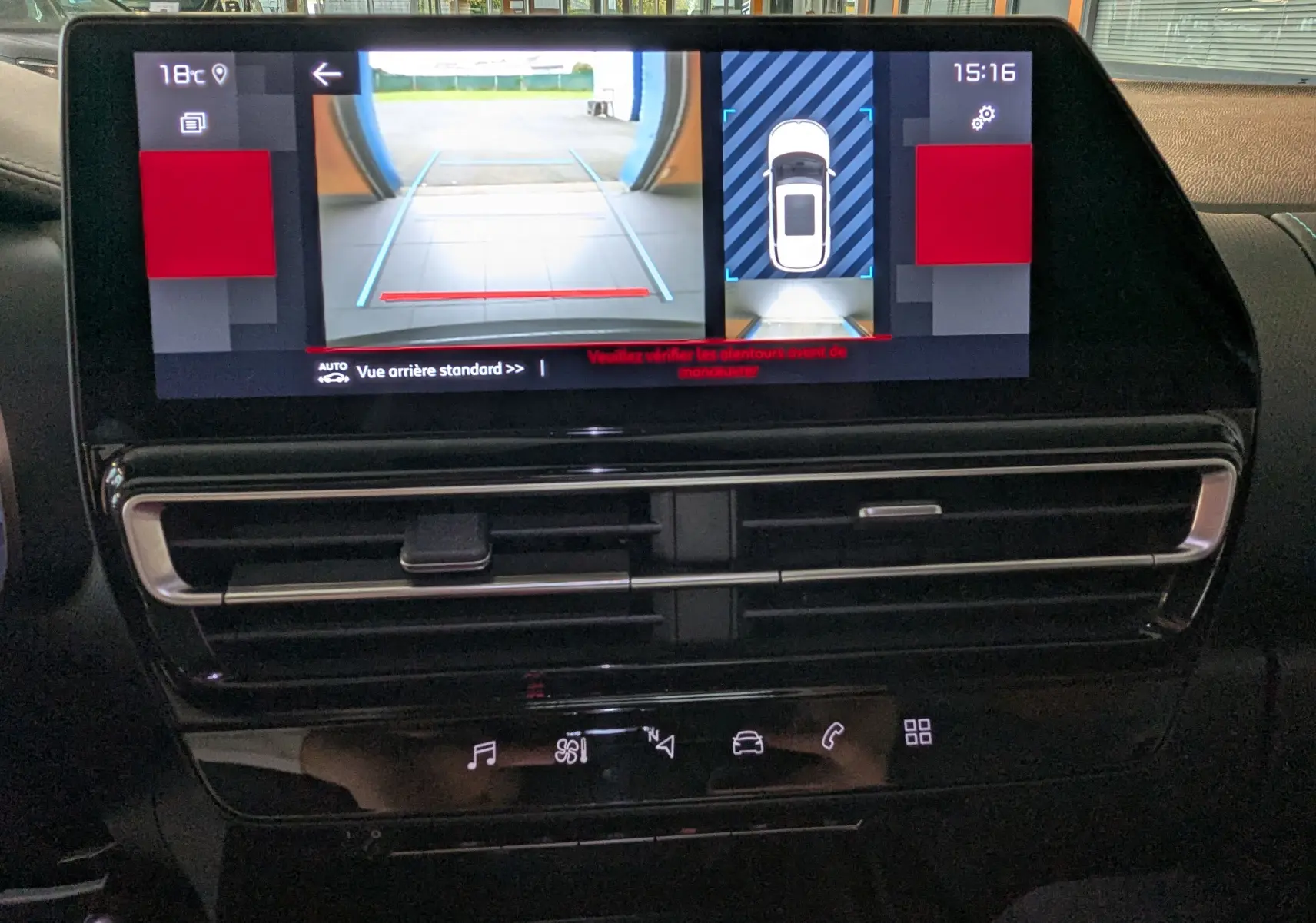 Écran central du Citroën C5 Aircross hybride 2024 montrant la caméra de recul et l'affichage 360° dans un intérieur noir.