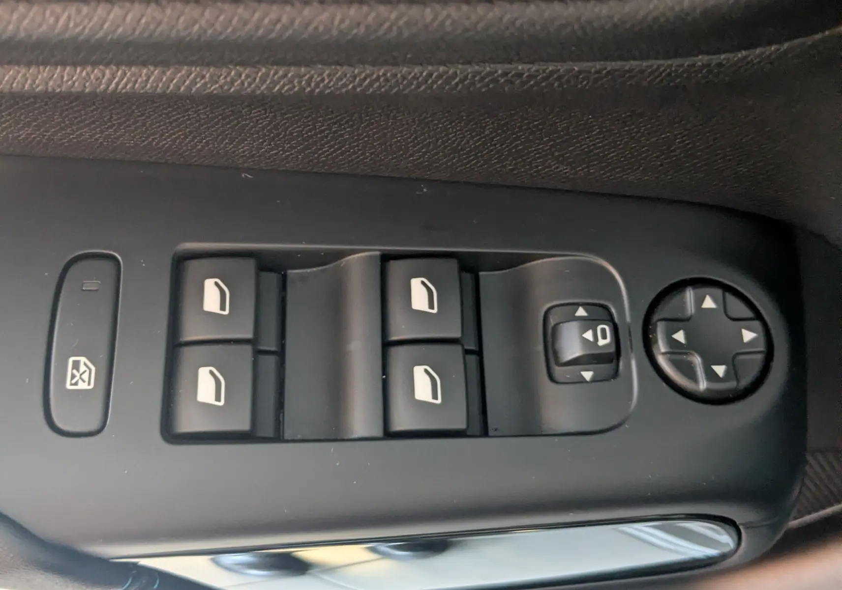 Gros plan sur les commandes de lève-vitres et réglages des rétroviseurs côté conducteur du Citroën C5 Aircross gris platinium 2024.