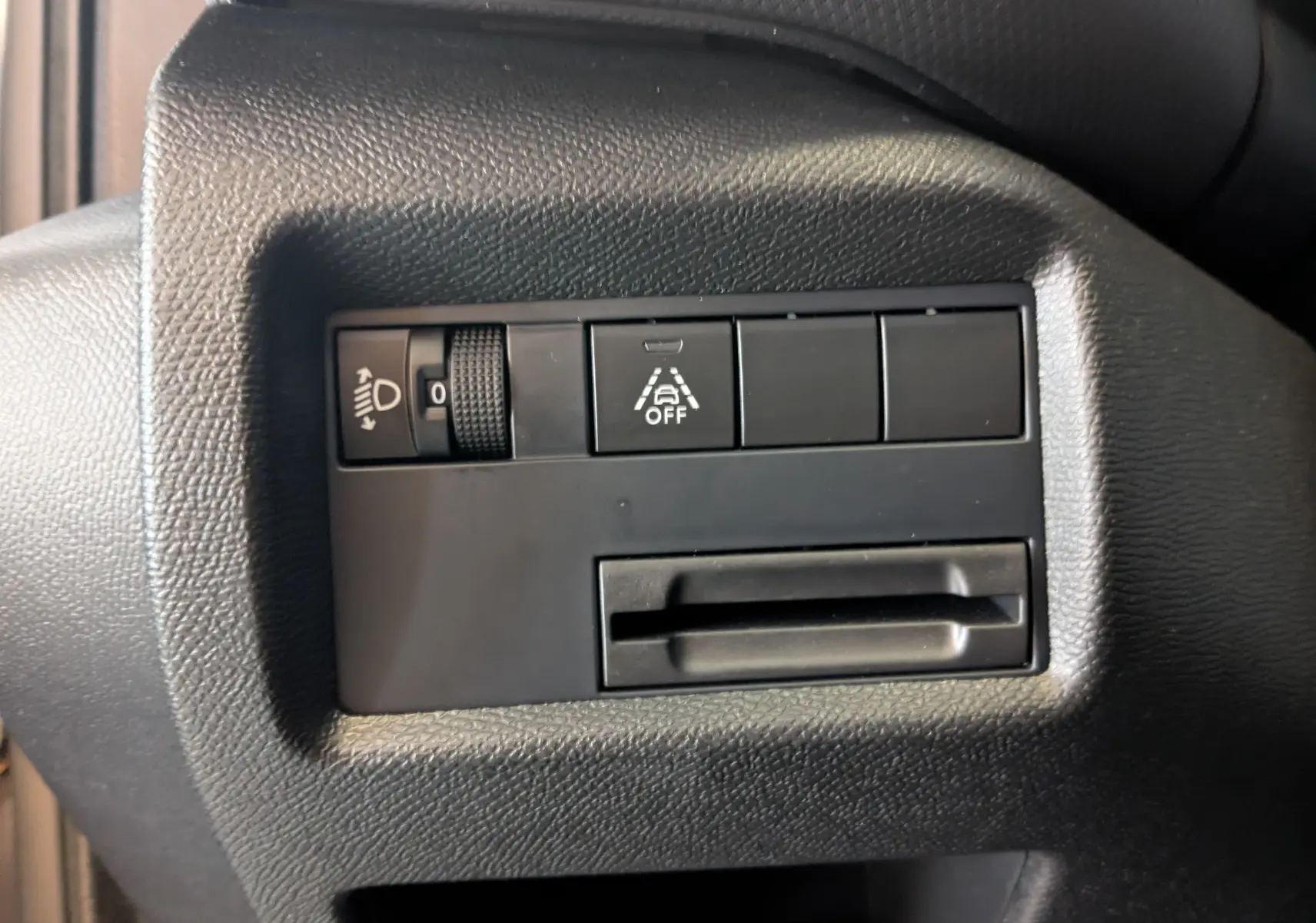 Panneau de commandes intérieures noires avec réglage des phares et activation de l'alerte de franchissement de ligne sur Citroën C5 Aircross.