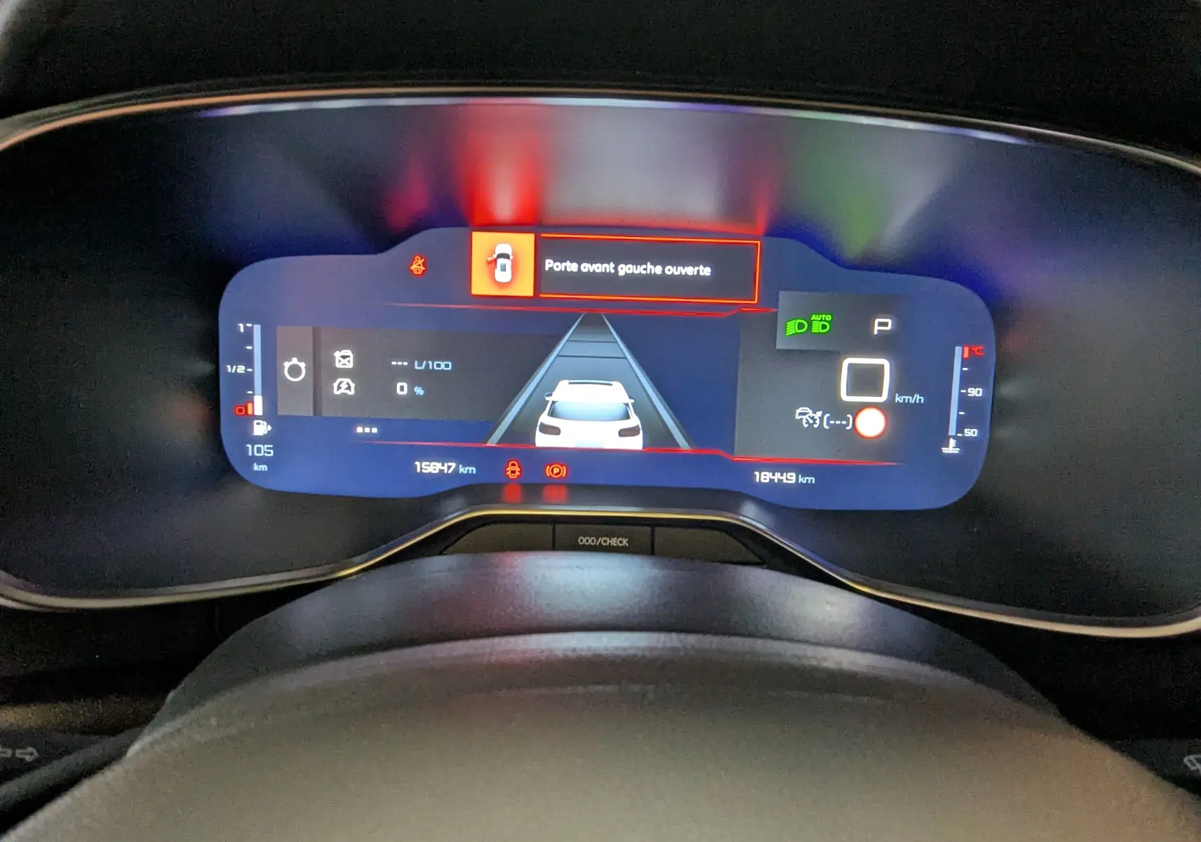 Tableau de bord numérique du Citroën C5 Aircross hybride 2024 affichant porte avant gauche ouverte et indicateurs de conduite.