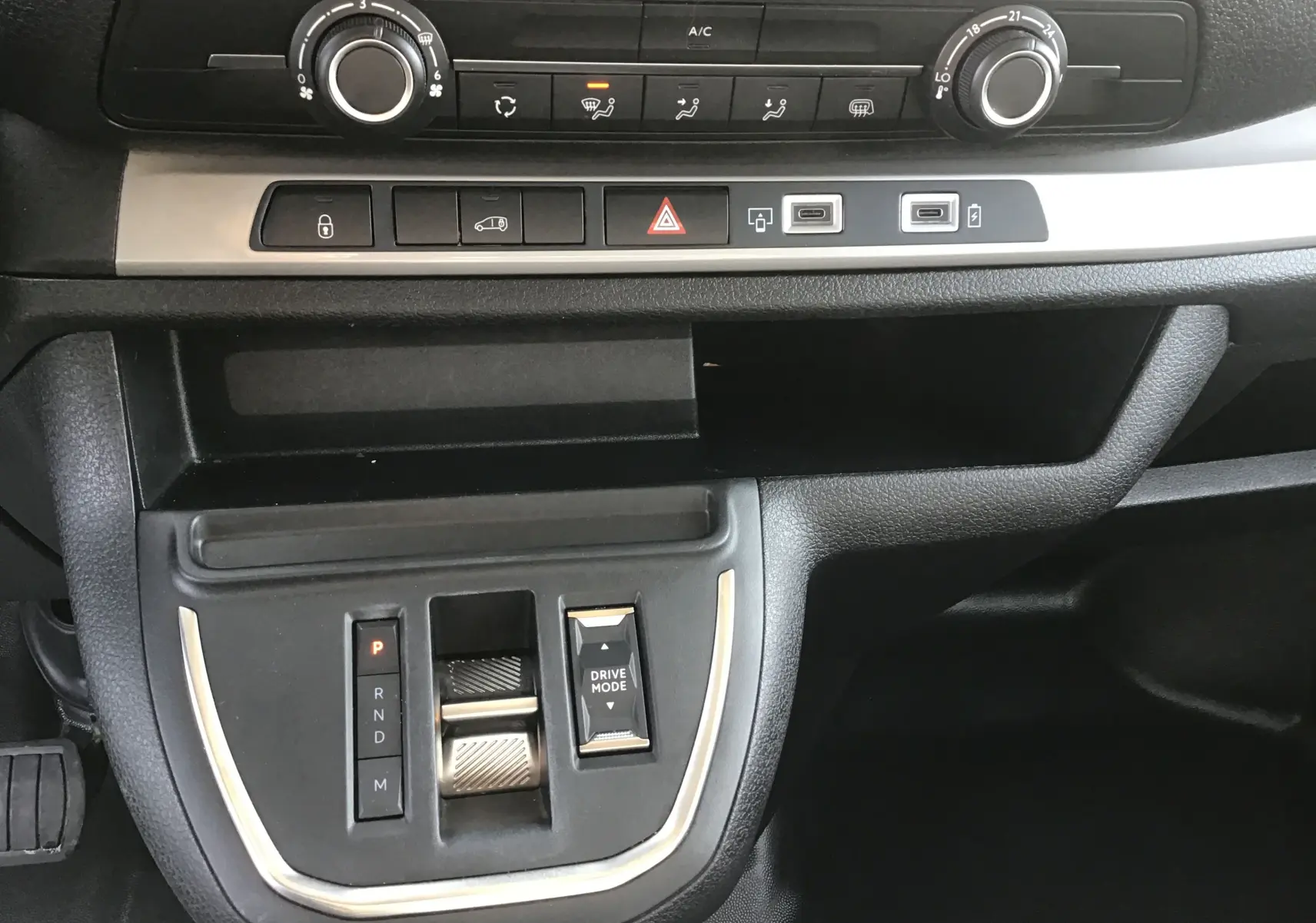 Vue rapprochée de la console centrale intérieure du Fiat Scudo Fourgon blanc 2024, mettant en valeur les commandes climatisation et boîte auto.