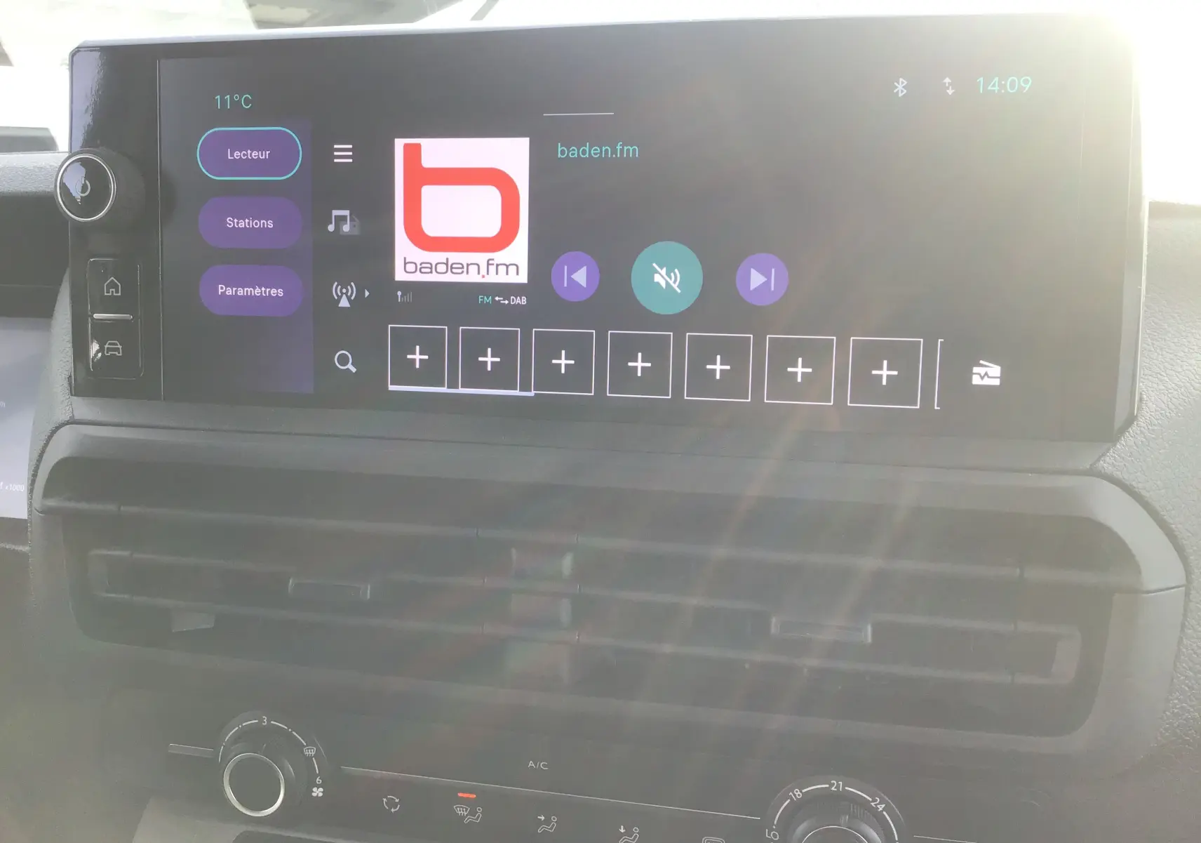 Vue rapprochée de l’écran tactile central du Fiat Scudo Fourgon blanc 2024, affichant l’interface radio Baden.fm.